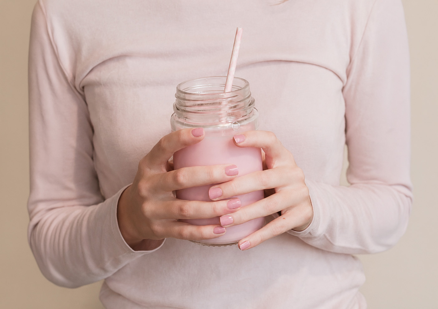 Billede af kvinde der holder en smoothie